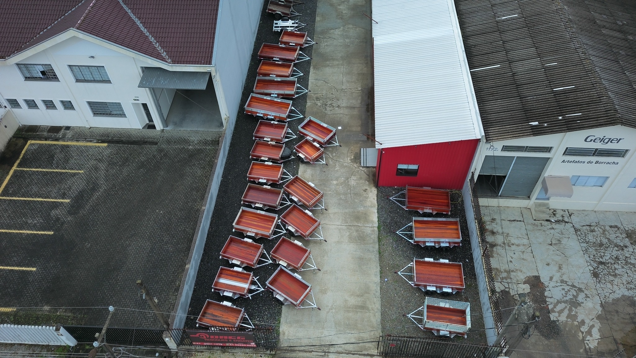 Vista aérea de uma unidade Daeg com carretinhas organizadas no pátio