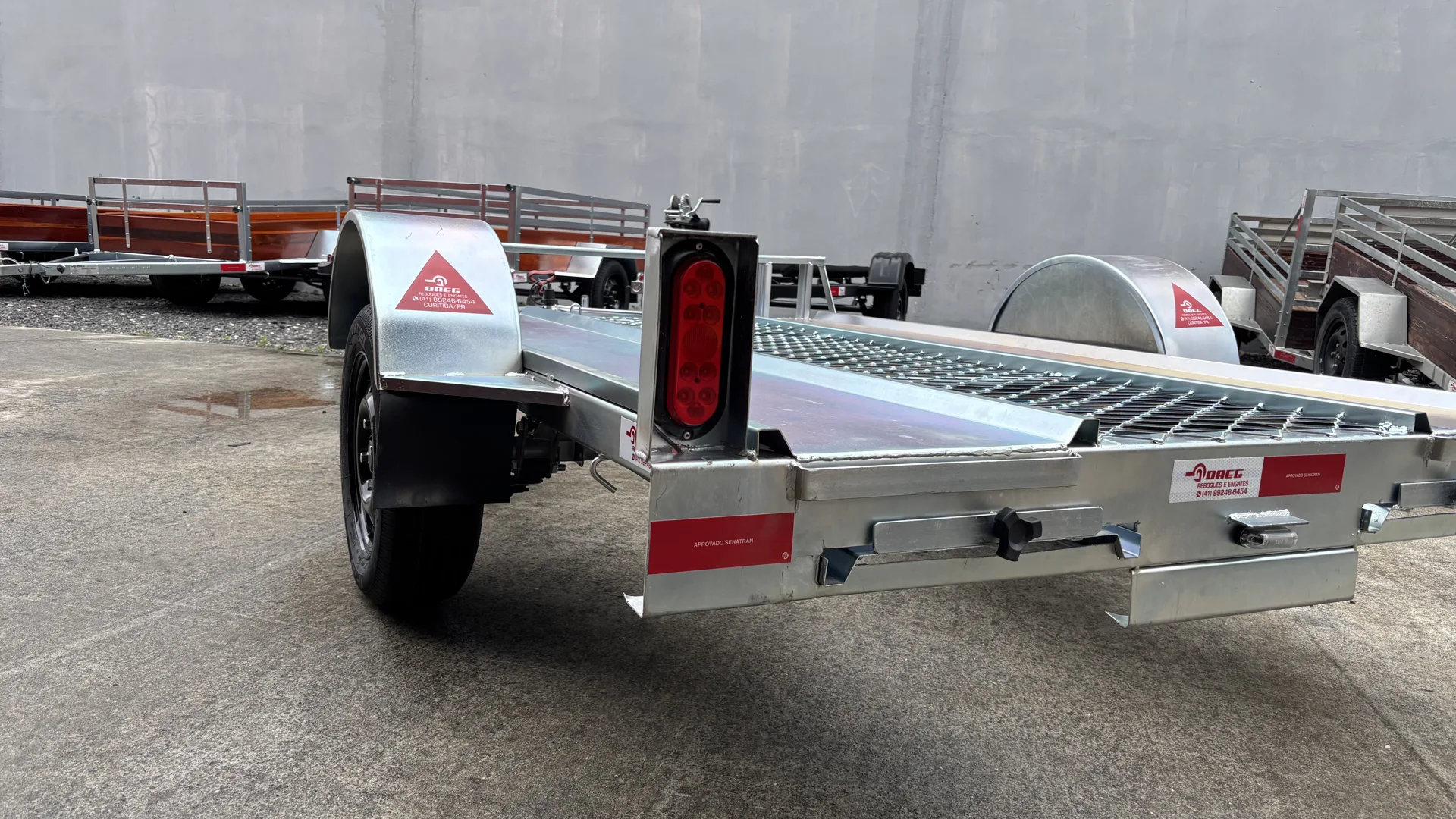 Plataforma e trilhos para o transporte de motos